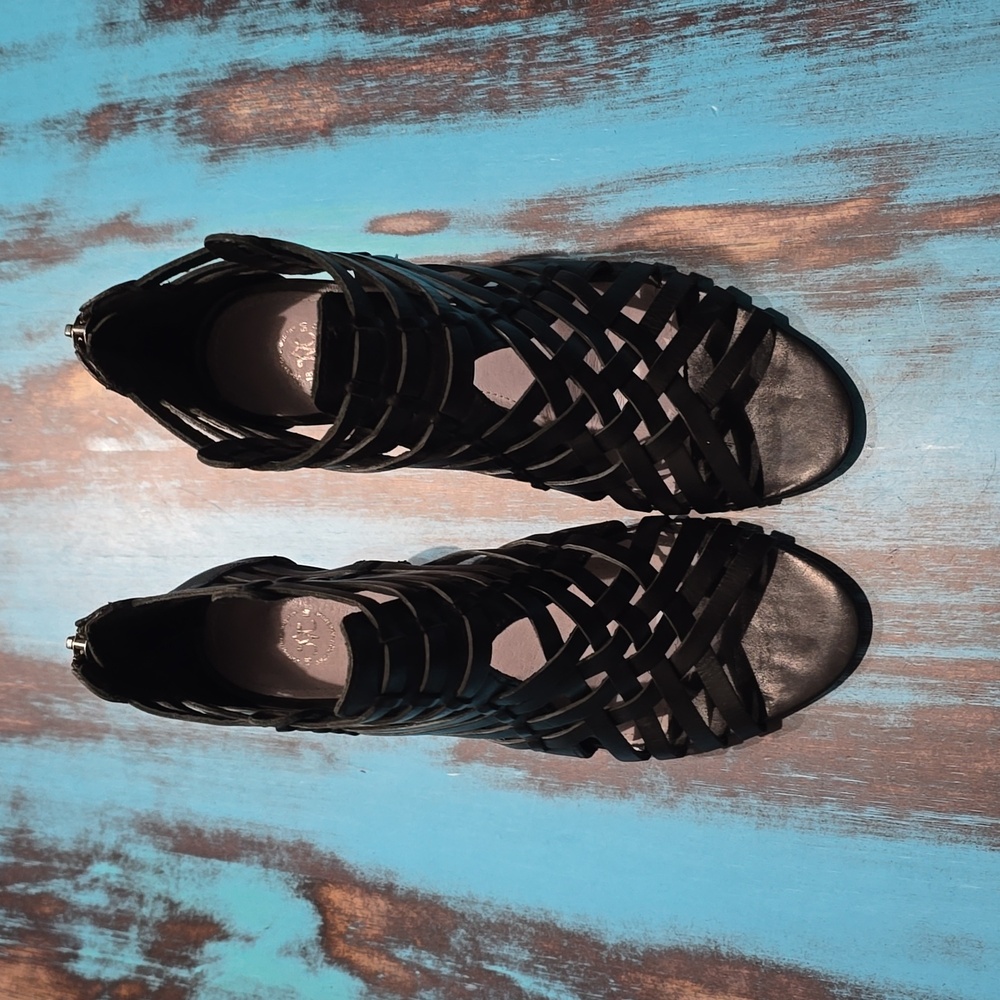 Women's size 6 Johnston & Murphy woven heels